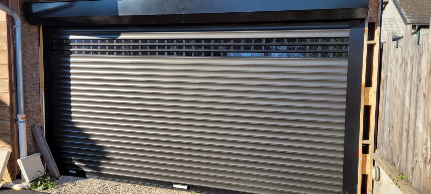 PHOTO D'UNE PORTE DE GARAGE ENROULABLE